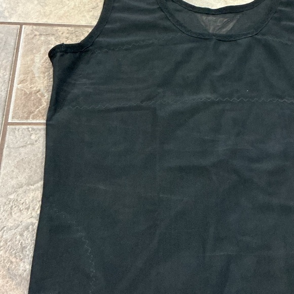 🔥3/$42 with FREE SHIPPING🔥 Classic Black Sleeveless Top - Picture 2 of 3